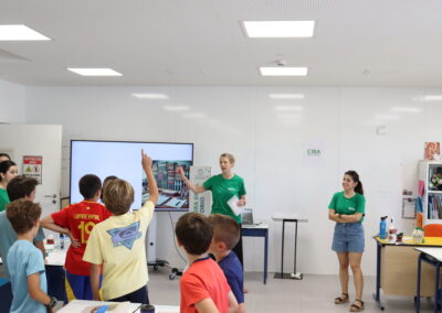 Fotos durante el taller de InvestIACS ¡Aquí hacemos ciencia! el 13 de junio en Colegio marianistas de Zaragoza