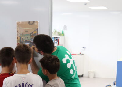 Fotos durante el taller de InvestIACS ¡Aquí hacemos ciencia! el 13 de junio en Colegio marianistas de Zaragoza