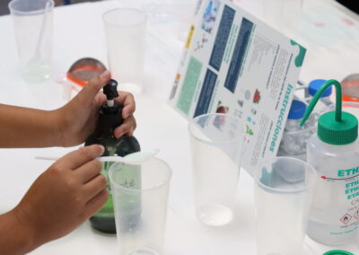 Fotos durante el taller de InvestIACS ¡Aquí hacemos ciencia! el 13 de junio en Colegio marianistas de Zaragoza