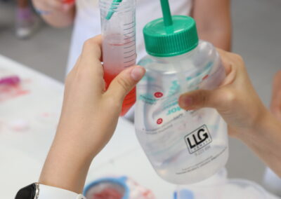 Fotos durante el taller de InvestIACS ¡Aquí hacemos ciencia! el 13 de junio en Colegio marianistas de Zaragoza