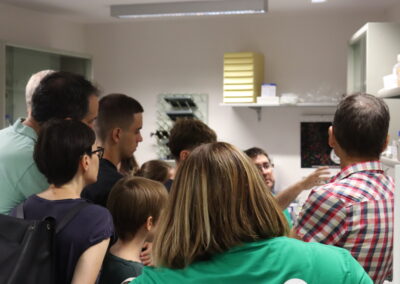 Foto de las jornadas de puertas abiertas el 5 de julio de 2025 en el CIBA en el marco del proyecto InvestIACS Aquí hacemos ciencia
