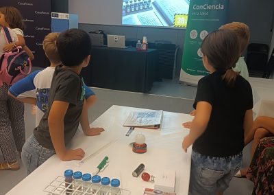 Niños y niñas disfrutando de la actividad "Escape room box: Locura en el laboratorio"